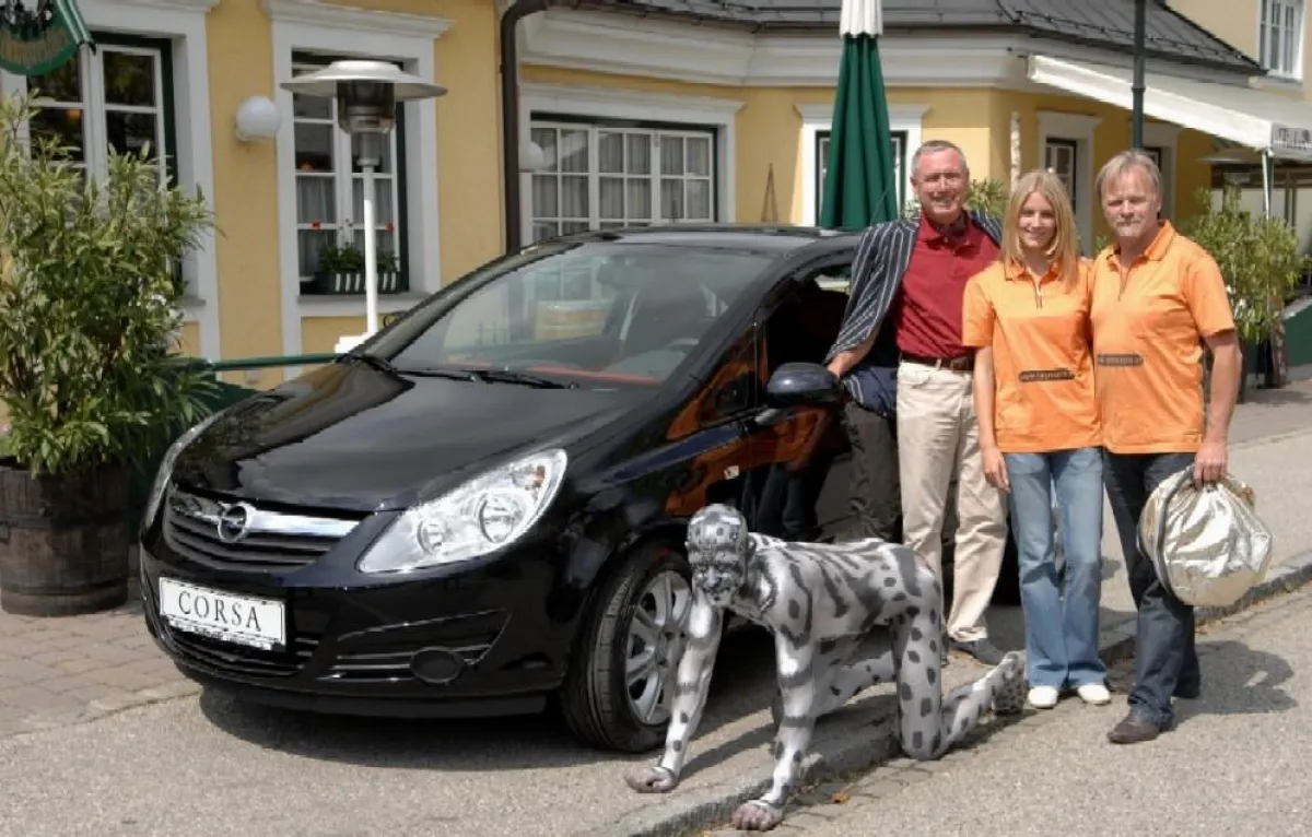 Dr. Gustav Oberwallner, Bundesgremialobmann des Kfz-Handels(WK Österreich) und GF Opel Mairhuber, freut sich über die stilvolle Inszenierung des neuen Opel Corsa durch catpeople Mastermind Dietmar Pic