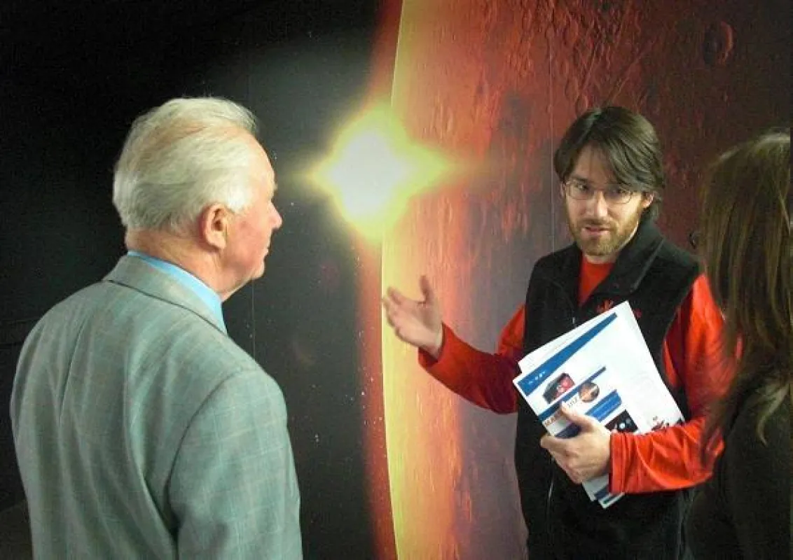 Sigmund Jähn besichtigte die Ausstellung