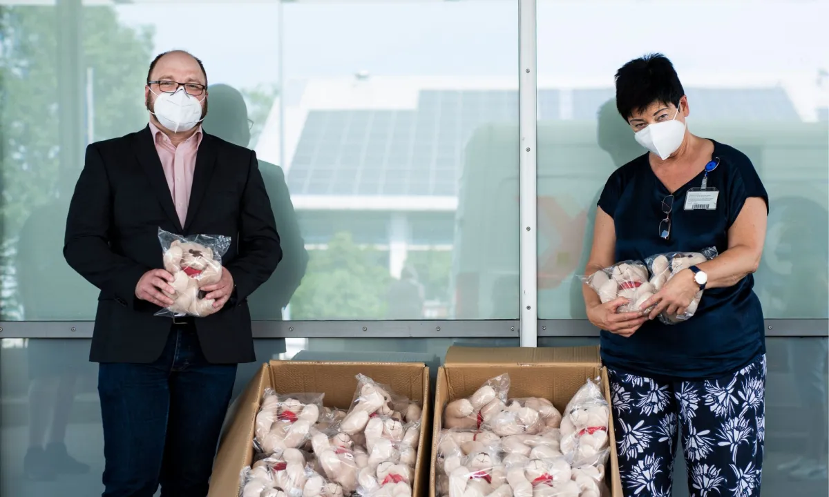 Übergabe Trösteteddys am Städtischen Klinikum Karlsruhe am 17. Juni 2021 (© Consileon Business Consultancy GmbH)