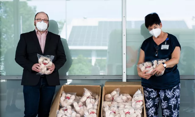 Consileon schenkt Kindern im Krankenhaus „Trösteteddys“ Bild: Consileon schenkt Kindern im Krankenhaus „Trösteteddys“