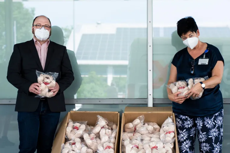Consileon schenkt Kindern im Krankenhaus „Trösteteddys“ Bild: Consileon schenkt Kindern im Krankenhaus „Trösteteddys“