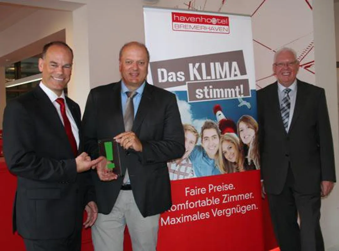 Heinfried Becker überreicht Jens Grotelüschen (li) und Otto Pottmeyer (re) die plietsch-Plakette.