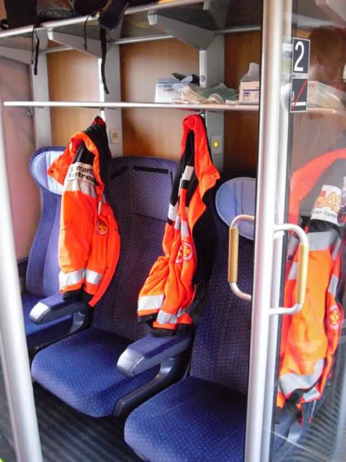 Die Helfer des ASB begleiten den Flüchtlingszug nach Bitterfeld - Foto - ASB München