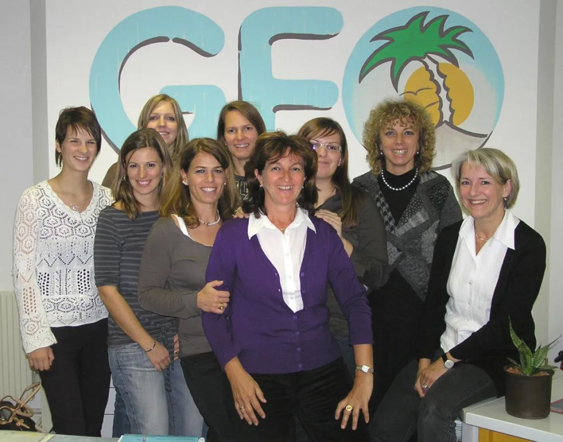 Burgi Altenthaler (re.) mit dem Team Geo Reisen in Innsbruck (Bettina Knoflach, Christina Wötzel, Olivia Thomas, Büroleiterin Andrea Stieglitz, Sylvia Moser-Pollhammer, Marie Luise Giner, Glorija Pesa