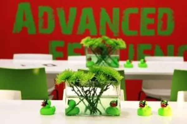 Bild: Ipsen. Pressenachbericht zum Härtereikolloquium 2010. Ipsen mit seinen Kunden einig: Die Messe war gut.