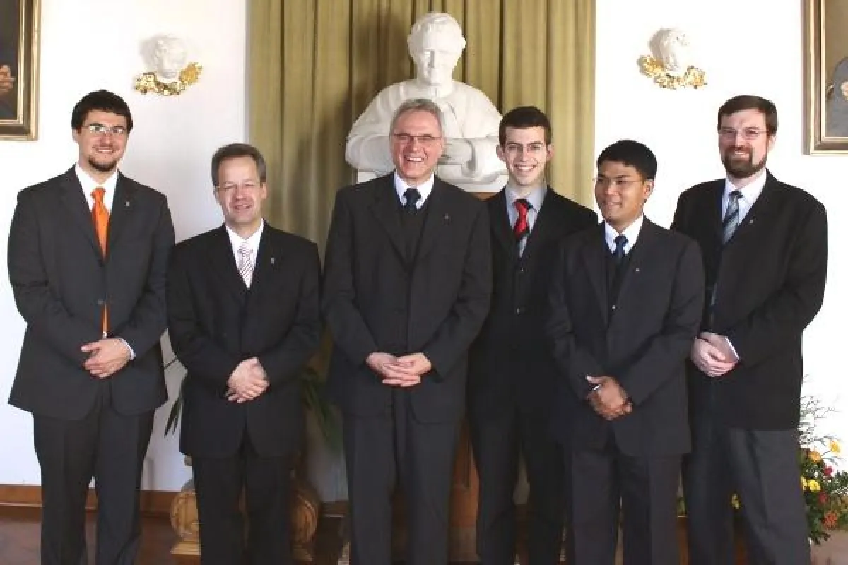 V.l.n.r.: Lektor Johannes Haas, Akolyth Jörg Widmann, Direktor Pater Claudius Amann, Lektor Peter Rinderer, Lektor Nicholas Sun, Ausbildungsleiter Pater Reinhard Gesing