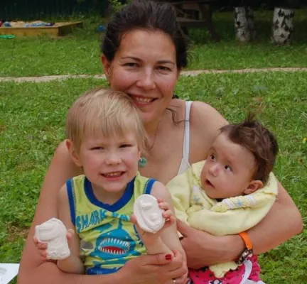 Bild: Herzbaby Kamilla blüht zuhause bei Oma und Opa auf