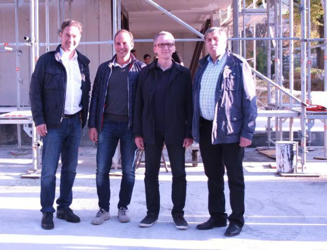 GF Alexander Stuchly (i+R), BM Dieter Egger, Projektentwickler Kurt Maier, Anton Amann (Saegewerk)