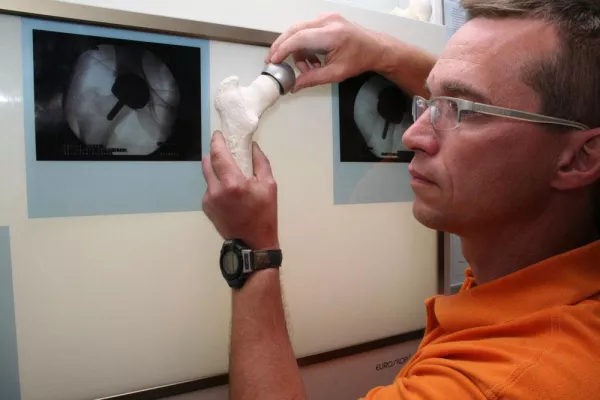 Bild: Wie eine Zahnkrone auf dem Hüftgelenk