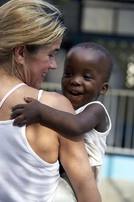 Anke Engelke engagiert sich bei action medeor im Kampf gegen Malaria. Mit nur einem Euro kann ein an Malaria erkranktes Kind gerettet werden. (Quelle: action medeor/B. Betzelt)