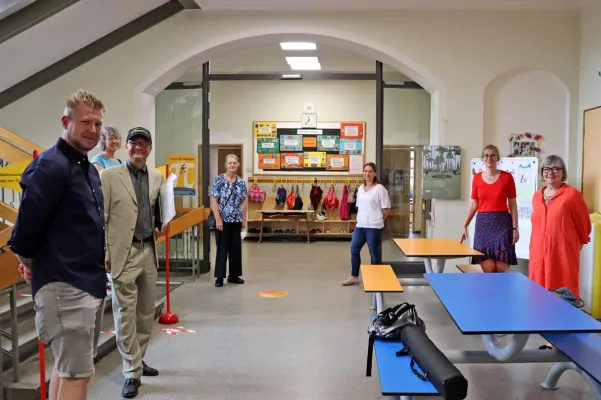 Bild: Reutlinger Spendenparlament e. V.– 1.200 Euro Spende für das Leselern-Paten Projekt