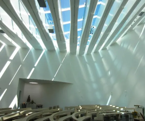 Klimaglas definiert Form, Komfort und Lichtstimmung der „Kirche am Meer“ Bild: Klimaglas definiert Form, Komfort und Lichtstimmung der „Kirche am Meer“