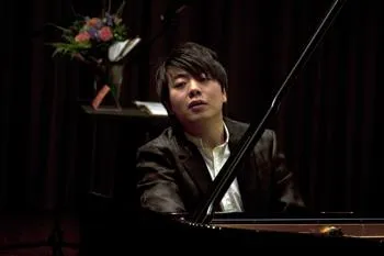 Bild: Die chinesische Megacity Shenzhen präsentiert sich mit dem Star-Pianisten Lang Lang