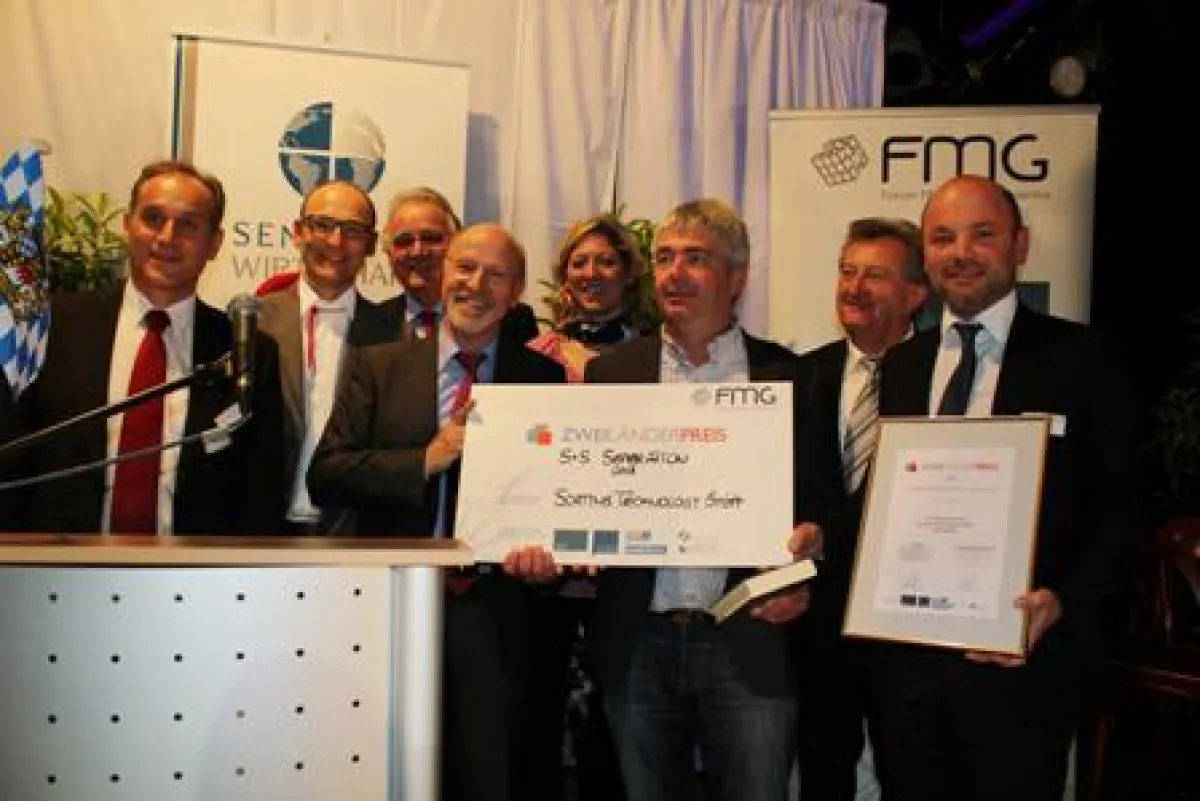 Übergabe des Preises an die Geschäftsführer Auer, Mayer und Frisch