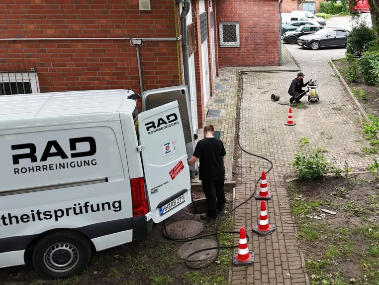 Bild: RAD Rohrreinigung Hamburg: Notdienst rund um die Uhr, in 45 Minuten vor Ort