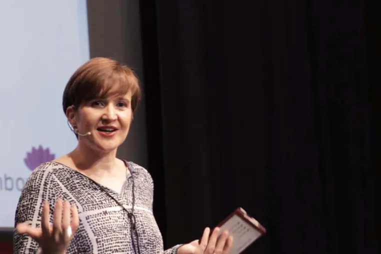 Bild: Gaby Feile als Referentin bei der Premiere des Business-Expertenforums