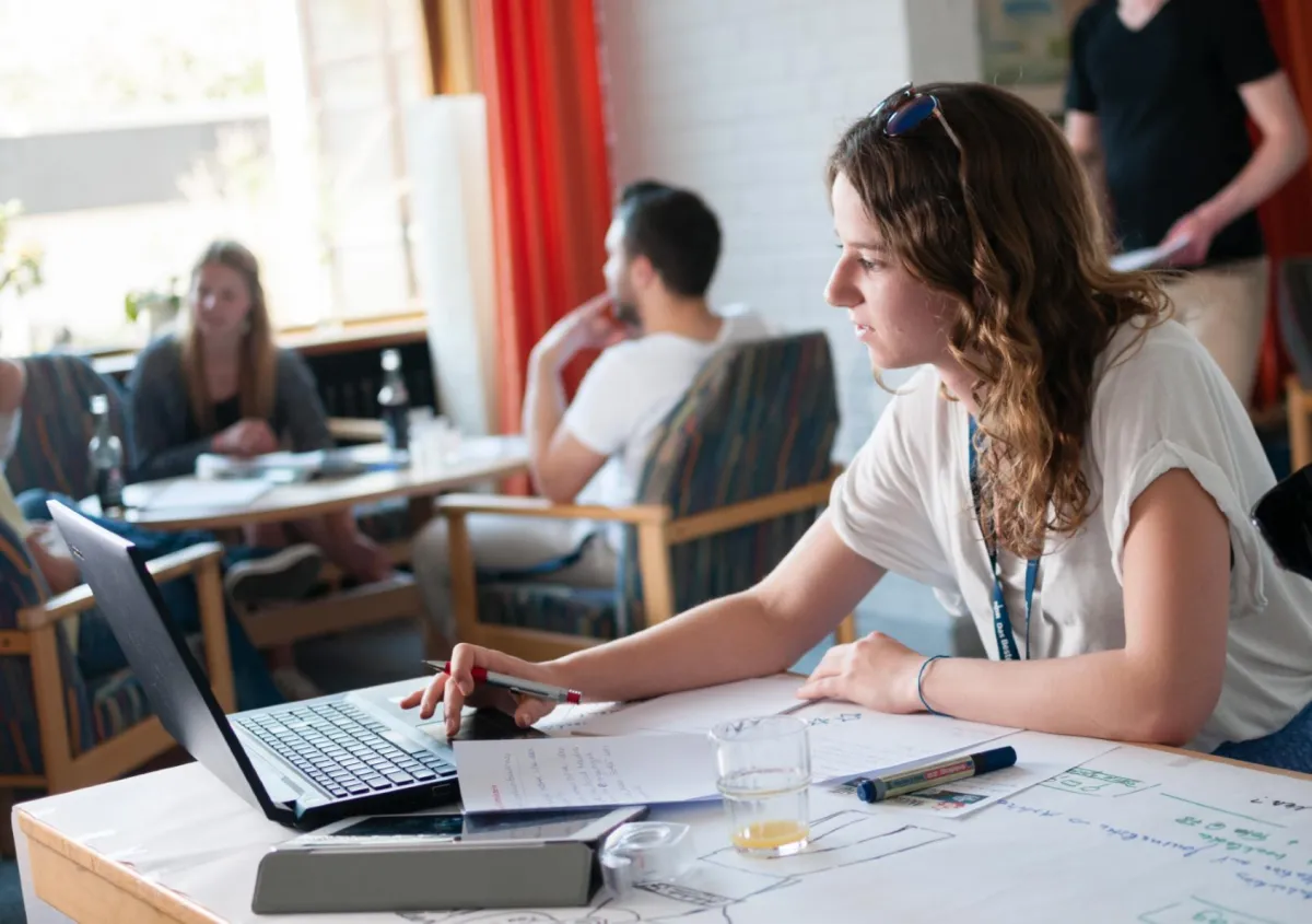 Eine Teilnehmerin recherchiert für ihren Artikel (Foto: Jan Philip Ernsting)