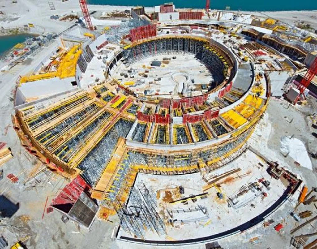 Mit den PERI Sytemgeräten lässt sich der Rohbau der schneckenförmigen Seewinkeltherme in nur neun Monaten fertig stellen.