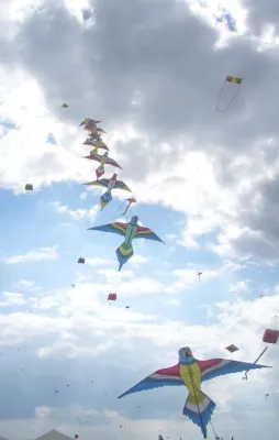 Bild: Ferienhaus Umbrien La Rogaia. „Malen wir den Himmel bunt!“ Drachenfest 1. - 4. Mai 2014, Castiglione del Lago