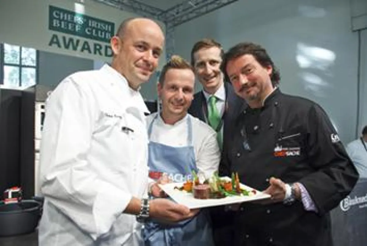 Thomas Kammeier, Gewinner Franz Schned, Liam MacHale und Kolja Kleeberg mit dem Sieger-Gericht (vl.)