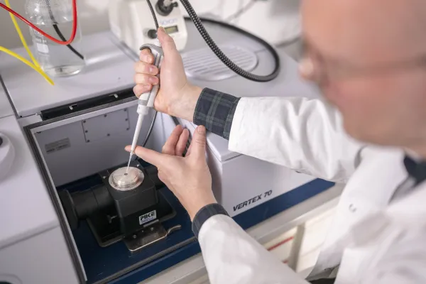 Bild: Biomasse aufbauen – Membrankomplex hilft Steinfresser-Mikroorganismen, Kohlendioxid umzuwandeln