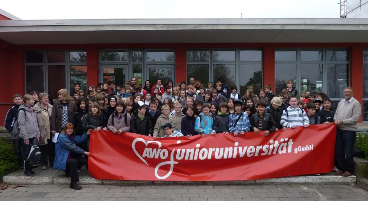 Die sechsten Klassen der Gottfried-Linke-Realschule gemeinsam mit Ihren Lehrkräften, den Dozenten der AWO Junioruniversität und ihrem Schulleiter Ulrich Leidecker (rechts) am Start ihres Projektages.