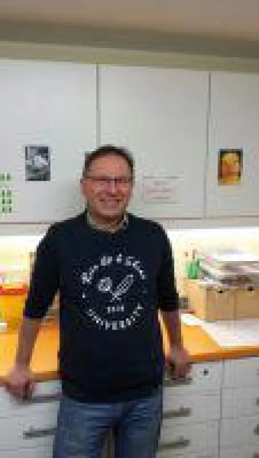 Dr. Eugen Schabel, Facharzt für Kleintiere, führt die Kleintierpraxis Dr. Schabel in Neuss.habel in Neuss.