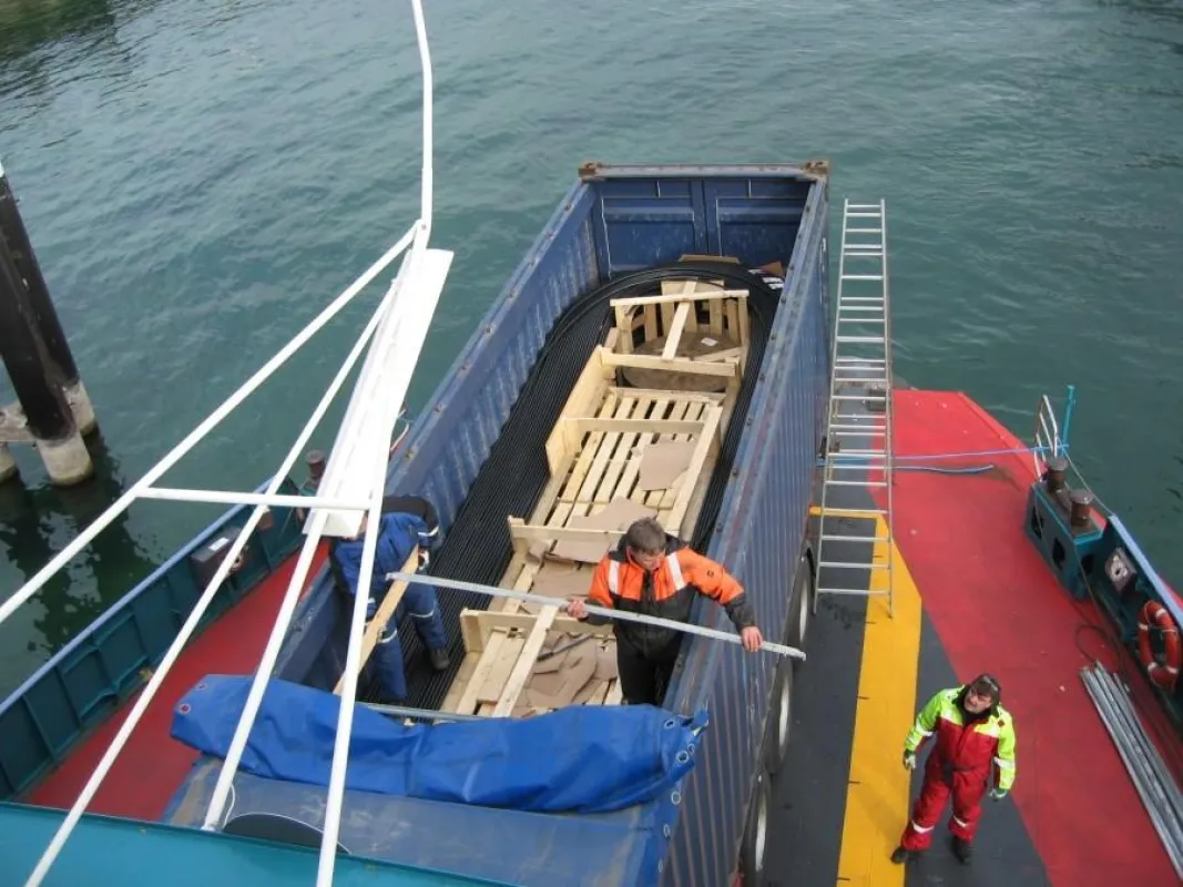 In einem Stück wurde das Nexans-LWL-Seekabel gefertigt und geliefert. Es wiegt insgesamt etwa 30 Tonnen und musste in einem gigantischen Container, in mehreren Lagen aufgewickelt, transportiert werden