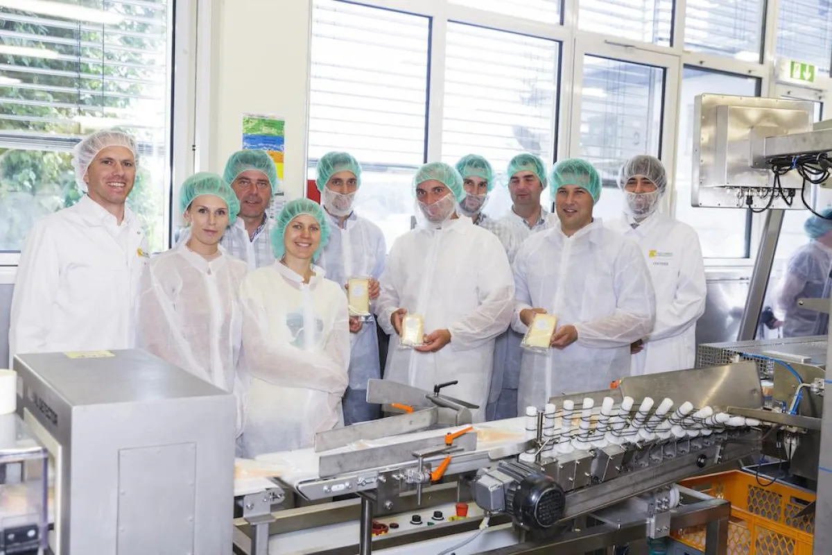 Die Naturkäserei TegernseerLand mit dem fertig verpackten Käse. © Frischpack