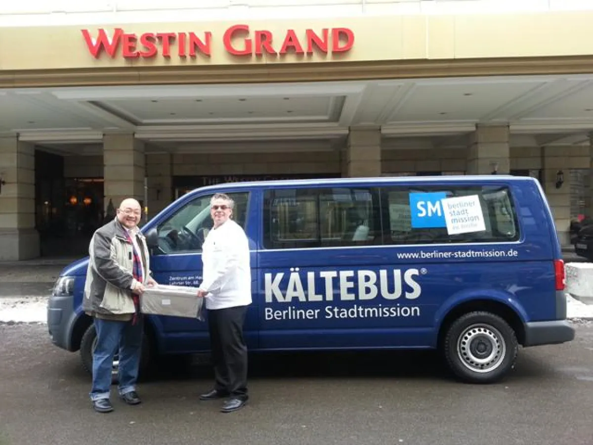 Westin Küchenchef Peter Hampl und Berliner Stadtmission Kältebusfahrer Kyung Hun Cho