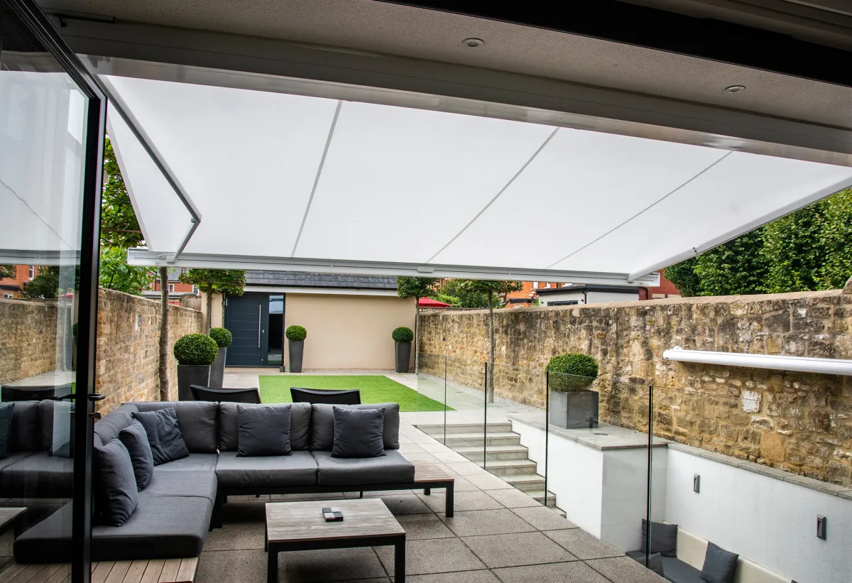 Auch für kleine Terrassen und Balkone gibt es schicke Markisen, z. B. von Hersteller markilux. (© markilux)