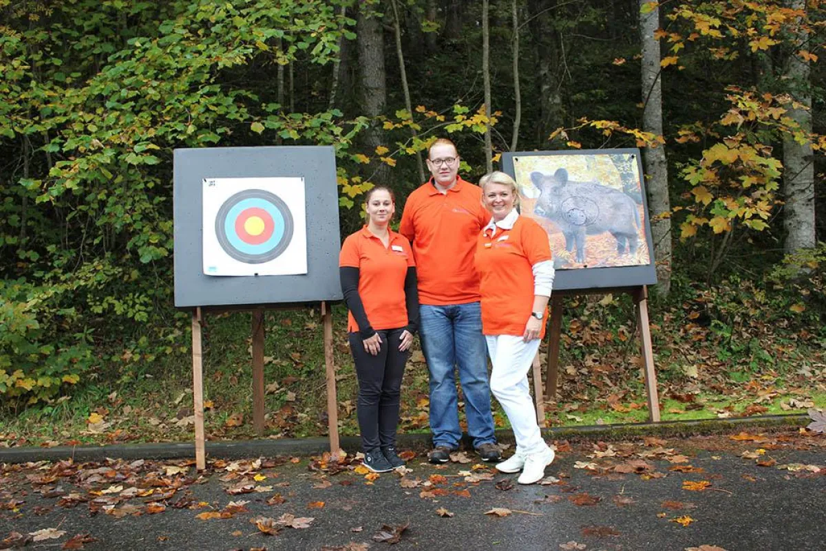 Das ausgebildete Team für das therapeutische Bogenschießen: Julia Zellner, Daniel Kremser, Maria Haa