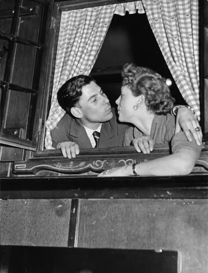 Im Fenster eines Nachtclubs auf der Reeperbahn 1954. Foto: Siegfried Pilz