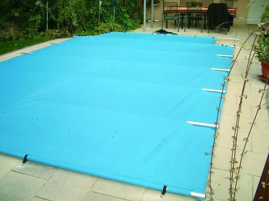 Bild: Wie vielseitig eine Poolabdeckung sein kann - Frühjahr bis Winter