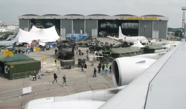 Bild: DFKOM fördert Dialoge auf Luftfahrtmesse ILA 2010