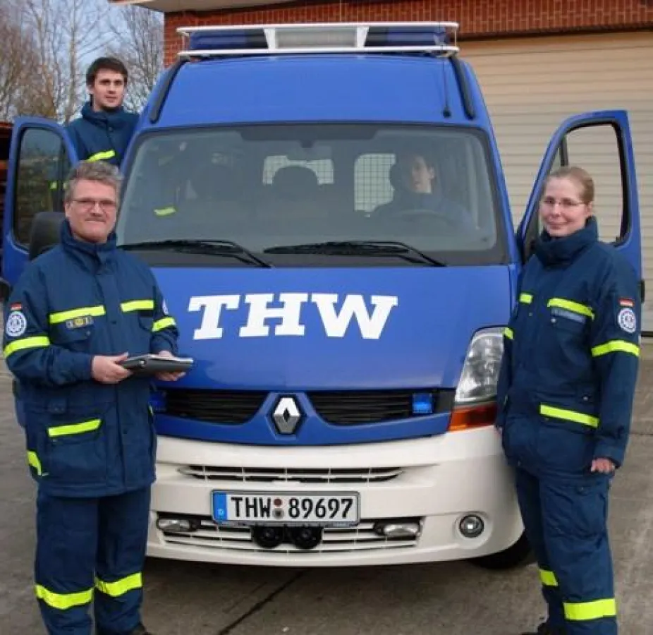 Freuen sich über das neue Einsatzfahrzeug: THW-Ortsbeauftragter Rolf Rohe (links) und Mitglieder aus seinem Einsatzteam.