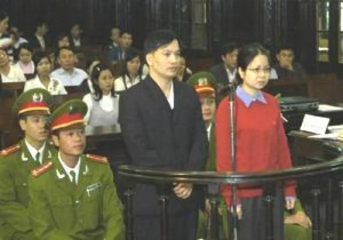 27.11.2007. Berufungsprozess gegen die Menschenrechtsanwalte Nguyen Van Dai und Le Thi Cong Nhan unter Ausschluss der Öffentlichkeit. Saal mit KP-Kadern gefüllt.