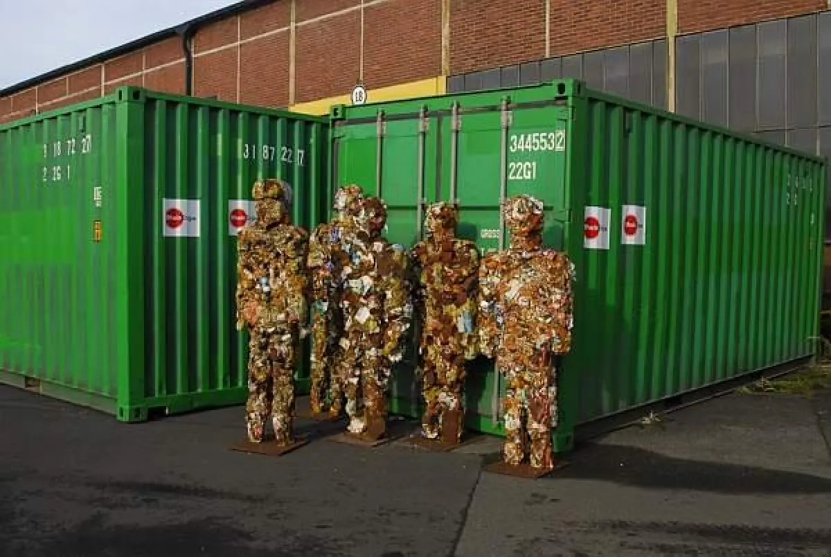 Trash People vor der Verladung