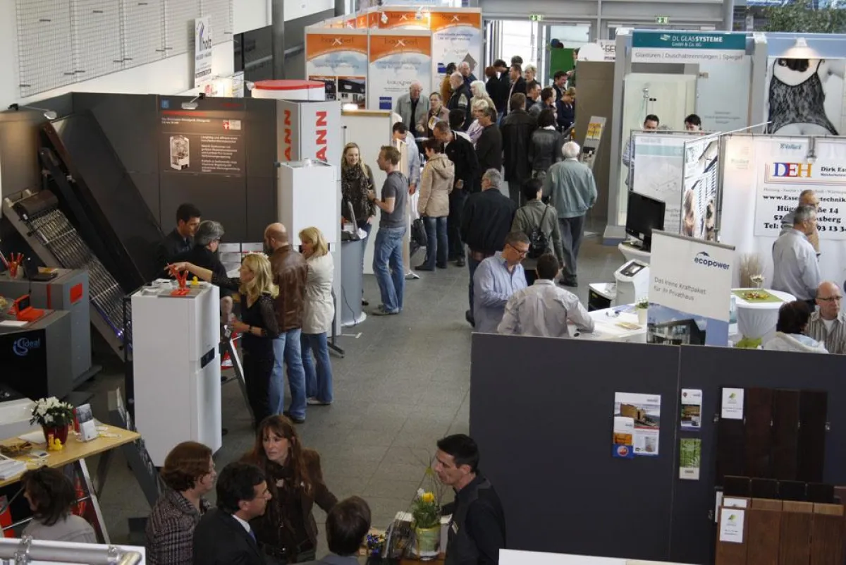 Besucher informieren auf der Baumesse in Erkelenz zu Themen rund Bauen,