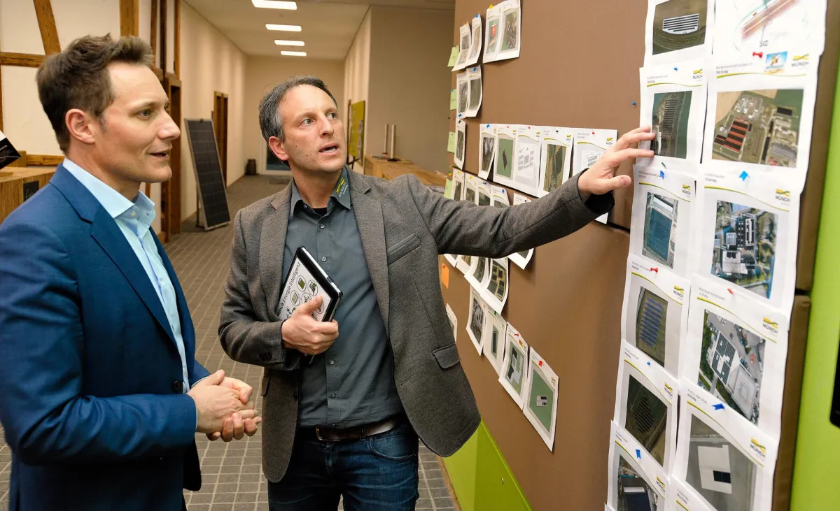 Ludwig Hartmann im Gespräch mit Firmenchef von MÜNCH Energie Mario Münch