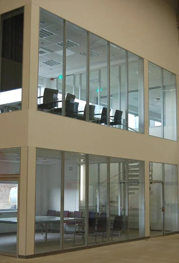 Das transparente Trennwandsystem T35 gewährleistet absturzsichere Verglasung nach TRAV.