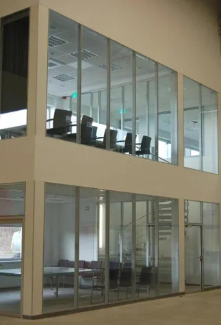 Bild: Transparent und Absturzsicher – Systemtrennwände von Goldbach Kirchner