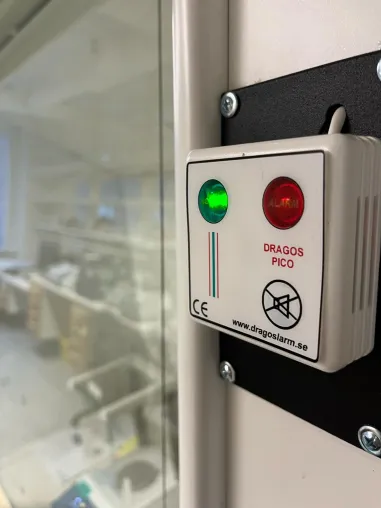 Bild: Mehr Sicherheit bei Laborabzügen am World Laboratory Day!