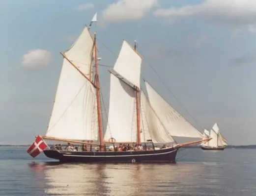 Bild: Segel & Dampf in der dänischen Südsee. Die Regatta „Rund Fünen“ ist der Sommer-Event auf Fünen, Dänemark