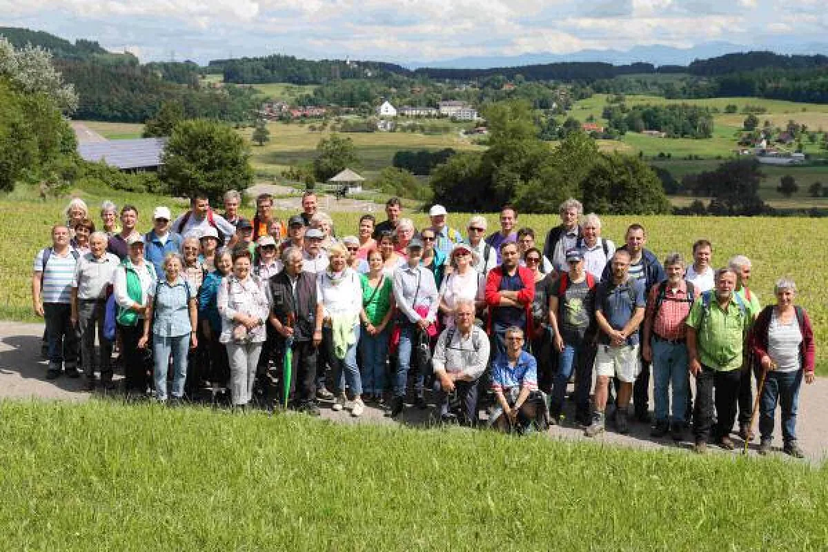 Zusammen mit zahlreichen Wanderfreunden unterwegs: Ursula Cantieni (Bildmitte)