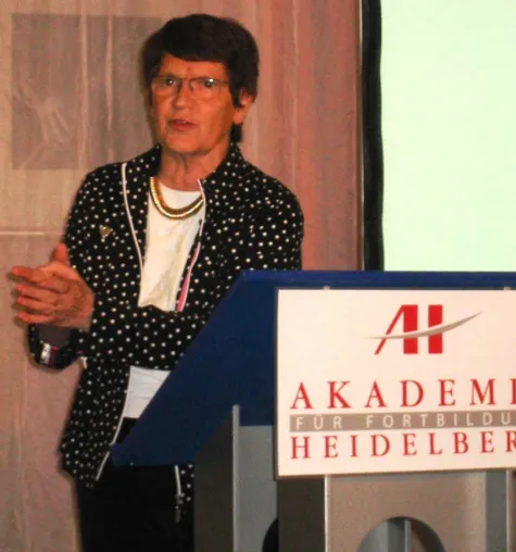 Bild: Prof. Dr. Rita Süßmuth beim Kölner Assistentinnen Kongress