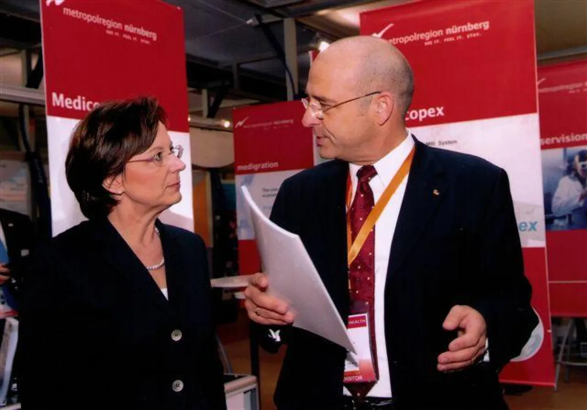 Die bayerische Wirtschaftministerin Emilia Müller im Gespäch mit Florian Dickopp, Medicopex GmbH