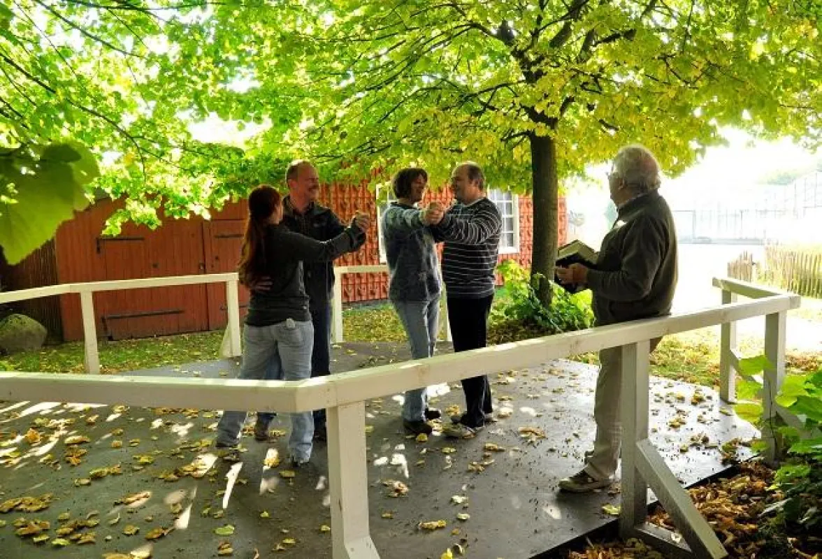 Unter den 1983 gepflanzten Linden wurde 2010 im KräuterPark Stolpe diese Tanzbühne errichtet. Der Mann am Akkordeon ist Paul Schwe