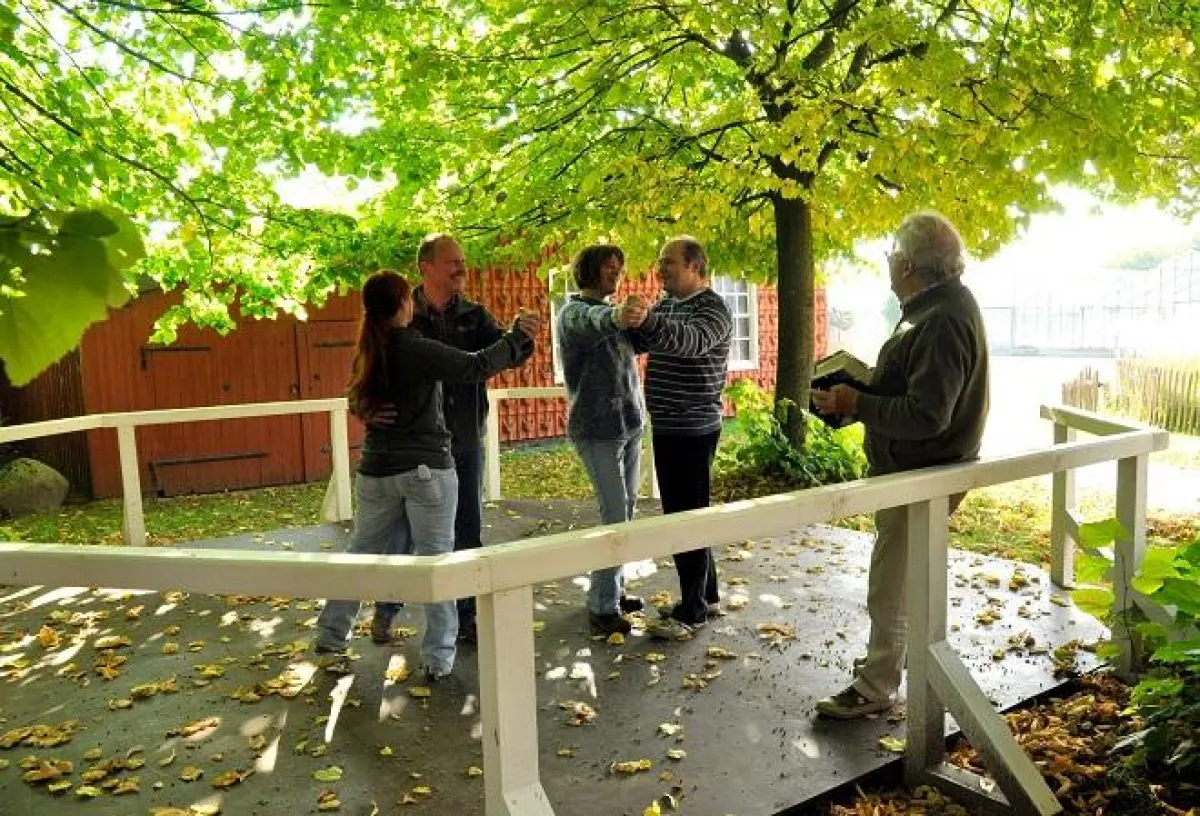 Unter den 1983 gepflanzten Linden wurde 2010 im KräuterPark Stolpe diese Tanzbühne errichtet. Der Mann am Akkordeon ist Paul Schwe