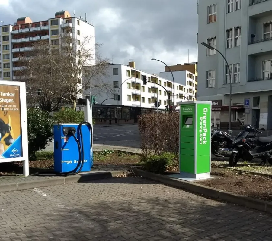 An zwei Aral Tankstellen in Berlin können Akkus an GreenPack Sharing Points gewechselt werden.